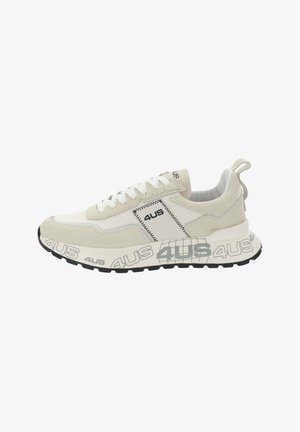 Sneaker beige e bianco con pannelli in mesh e camoscio, lacci bianchi e marchio "4US" sul lato e sulla suola, suola esterna nera tassellata.