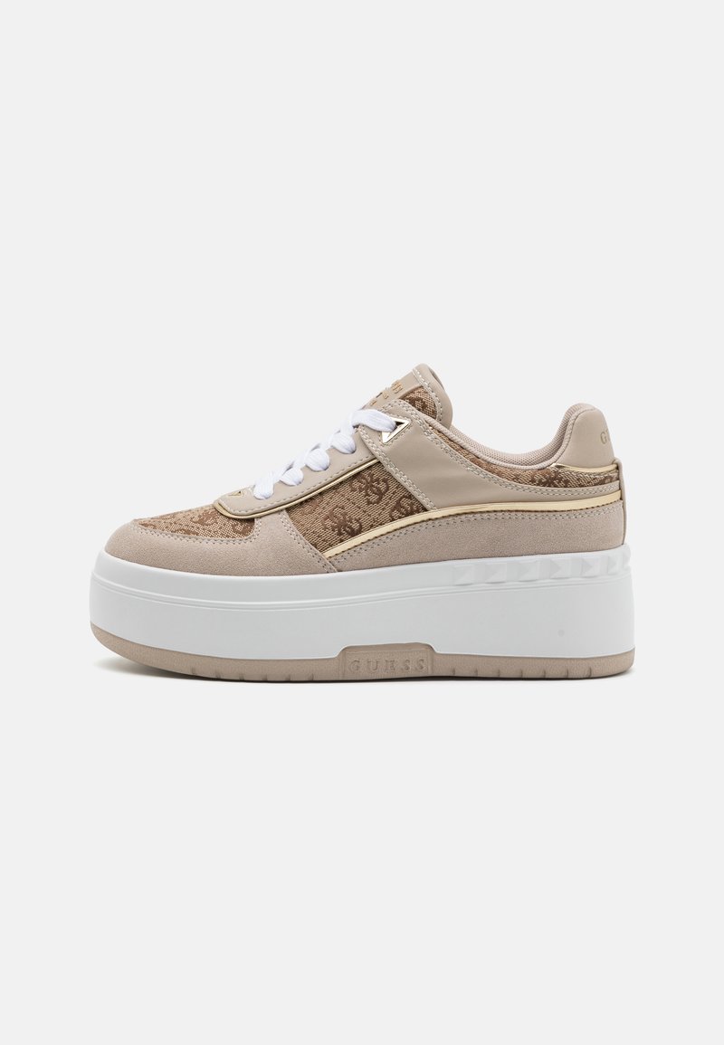 Sneaker beige con tomaia testurizzata, linguetta imbottita, sottili accenti dorati e spessa suola piatta bianca. Logo del marchio presente sul tallone.