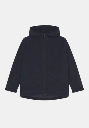 Chaqueta con capucha de color azul marino oscuro, cremallera frontal, dos bolsillos inferiores y un bolsillo en el pecho, mangas largas y detalle sutil de logotipo en la manga.