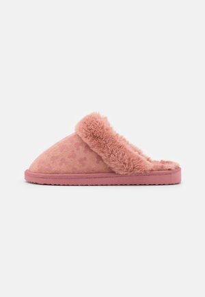 Chausson mule rose avec doublure en fourrure douce et motif léopard subtil sur le tissu supérieur, semelle en caoutchouc plate.