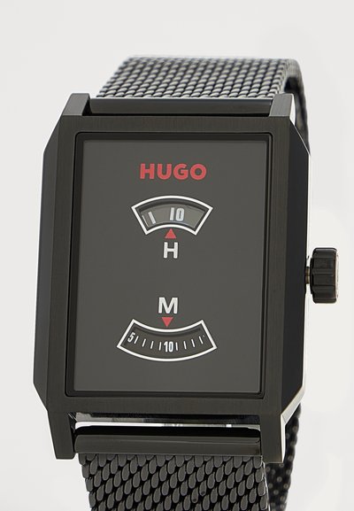 Montre-bracelet Hugo noire avec un cadran rectangulaire, affichages numériques des heures et des minutes, et un bracelet en maille noire.