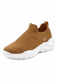Sneaker slip-on marrone in maglia con texture a coste, suola in gomma bianca e accento con logo di lato. Presenta un colletto flessibile.