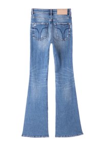 Jeans de mezclilla azul acampanados con un lavado medio, que presentan dos bolsillos traseros y un parche de cuero con la marca en la cinturilla. Con detalles desgastados.