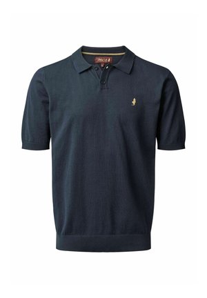 Tamsiai mėlynas polo marškinėliai iš medvilnės mišinio, turintys klasikinį apykaklę, trumpas rankoves ir mažą auksinį logotipą kairėje krūtinės pusėje.