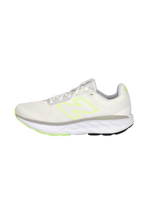 Zapatilla de running New Balance blanca y verde claro con parte superior de malla, suela acolchada y diseño con cordones vista desde el lado exterior.