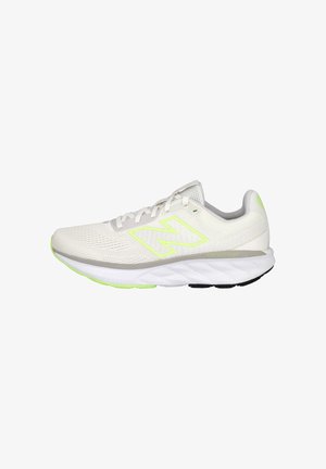 Zapatilla de running New Balance blanca y verde claro con parte superior de malla, suela acolchada y diseño con cordones vista desde el lado exterior.