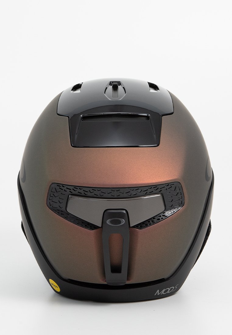 Skibril met een zwarte en bronzen matte afwerking, een gladde textuur, ventilatieopeningen en een verstelbare kinband met logo-accent.