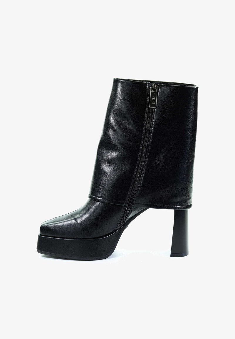 Czarne skórzane botki za kostkę z bocznym zamkiem, masywnym wysokim obcasem i platformą na białym tle.