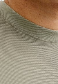 Jack & Jones JJEAUSTIN TEE NOOS PLS - Βασικό μπλουζάκι - vetiver
