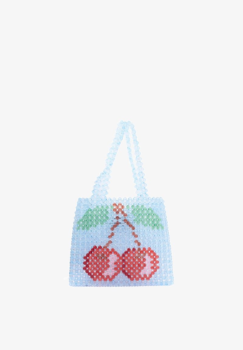Sac à main transparent à perles avec un motif de cerises, présentant des cerises rouges et des feuilles vertes sur un fond bleu clair.
