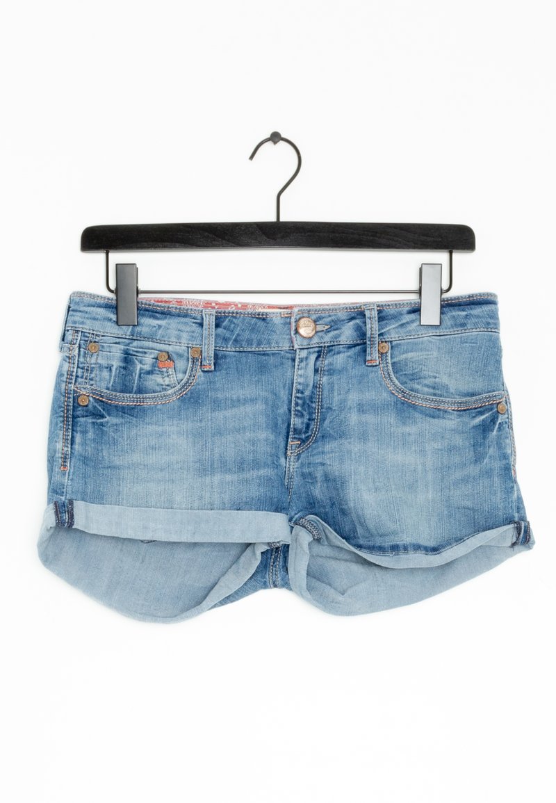 Džínové kraťasy světle modré barvy s opranými okraji, ohrnutými lemy, pěti kapsami a kovovými detaily na pase a okrajích kapes.