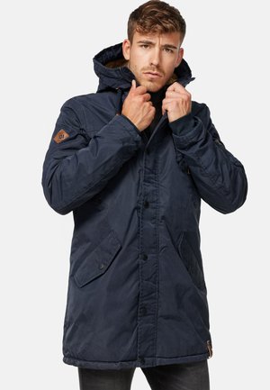 Parka azul marino con capucha, cuenta con un cierre frontal con cremallera, cierre de botones y bolsillos texturizados. Incluye detalles de cuero marrón.