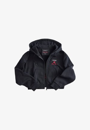 Zwarte zip-up hoodie met trekkoorden, voorzakken en rood geborduurd "GUESS"-logo met lippen en handtekening op de borst.