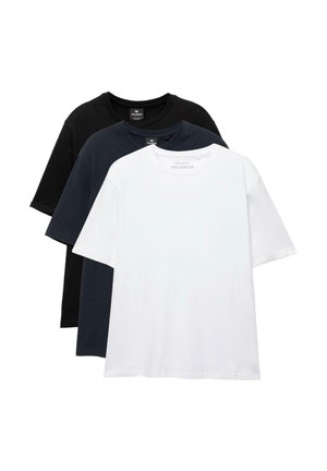 Három egyszerű, kerek nyakú póló fekete, tengerészkék és fehér színekben, egymásra helyezve, az első fehér pólóval.