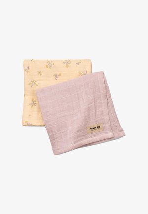 Dos telas de algodón dobladas: una amarilla pálida con pequeñas flores moradas, otra rosa claro con una etiqueta de tela que dice "WHEAT".