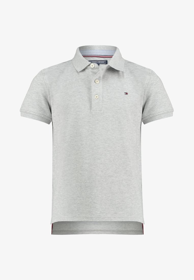Polo à manches courtes gris clair avec col, trois boutons et petit logo drapeau Tommy Hilfiger sur la poitrine gauche.