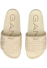Beige slides med en vævet teksturrem, der har en glat sål og prægede "GANT"-logo. Letvægtsdesign, der er egnet til afslappet brug.
