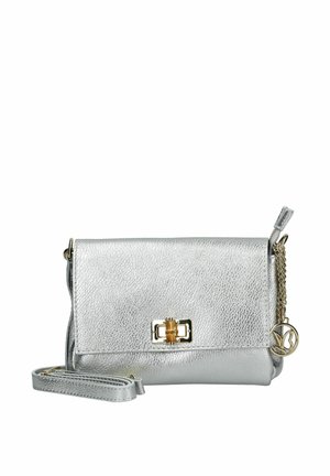 Zilveren leren crossbody tas met een gestructureerde afwerking, voorzien van een gouden sluiting, kettingband en een logo charm aan de zijkant.