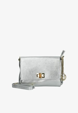 Sølv læder crossbody taske med en tekstureret overflade, der har en guldlås, kædestrop og et logocharm i siden.