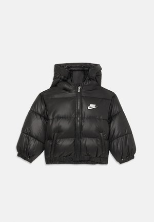 Veste Nike noire matelassée avec capuche, fermeture éclair frontale, poignets élastiques et poches latérales, présentée sur un fond uni.