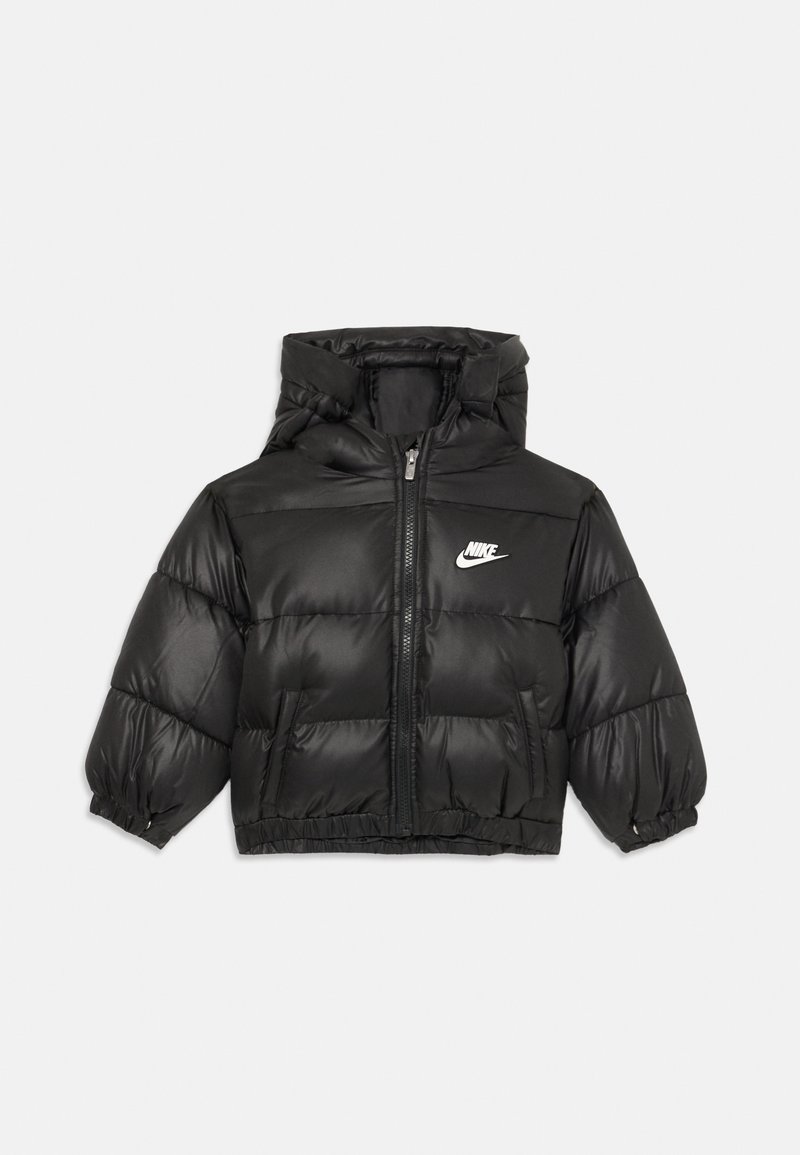 Svart, polstret Nike-jakke med hette, glidelås foran, elastiske mansjetter og sidelommer, vist på en ensfarget bakgrunn.