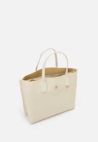 Borsa tote sintetica di colore crema con due manici robusti, interno ampio, accessori in tono dorato e dettaglio con logo impresso sulla parte anteriore.