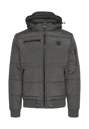 Veste grise matelassée avec capuche, dotée d'une fermeture éclair sur le devant, de poches latérales et d'un logo rond sur la poitrine gauche. Tissu texturé avec des coutures horizontales.