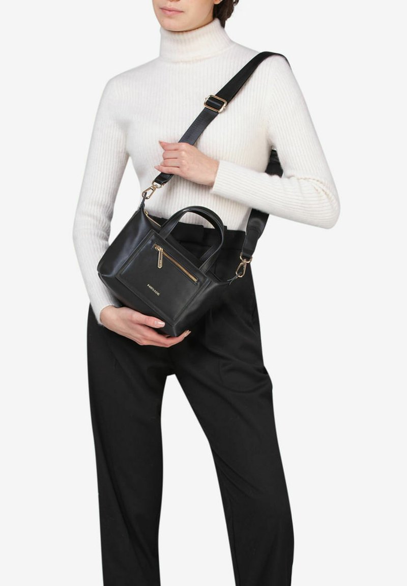 Borsa a tracolla in pelle nera con manico superiore e tracolla removibile, tasca frontale con zip e accessori in metallo color oro.