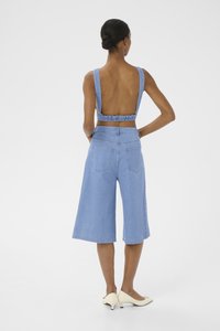 Lys blå denim culotter med bred ben-design, kombinert med en matchende kortrygget topp uten rygg med brede stropper og rynket midje.
