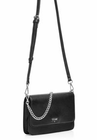 Czarna skórzana torba na ramię o teksturowanym wykończeniu, z srebrnym łańcuszkiem, regulowanym paskiem i zapięciem na klapkę z emblematem marki.