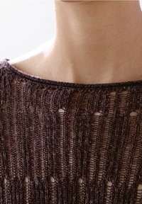 Pull en tricot marron avec un motif de trame lâche et ouverte. Présente un col large et des rayures verticales alternées de fil. Texture douce.