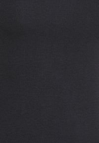 Canotta a coste navy in tessuto morbido; presenta una silhouette aderente con texture verticale e senza cuciture o decorazioni visibili.