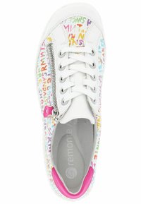 Białe sneakersy z wielokolorowymi wzorami tekstowymi, haftowanymi akcentami, bocznym zamkiem błyskawicznym i różowymi detalami na pięcie. Teksturowana gumowa podeszwa.