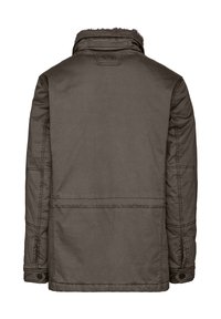 Braune isolierte Jacke mit hohem Kragen, sichtbaren Nähten und zwei Seitentaschen; weiche Textur mit warmer Innenauskleidung.