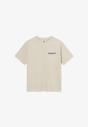 Bézs színű pamut póló kerek nyakkivágással, rövid ujjakkal, bal oldali mellrészen sötétkék "Double V" feliratú grafikával.