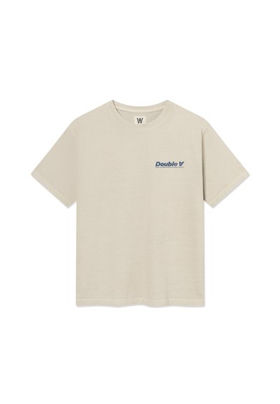 Μπεζ βαμβακερό t-shirt με στρογγυλή λαιμόκοψη, κοντά μανίκια και σχέδιο στο αριστερό στήθος με σκούρο μπλε κείμενο που γράφει "Double V."
