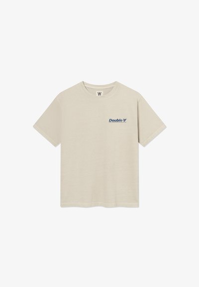 Μπεζ βαμβακερό t-shirt με στρογγυλή λαιμόκοψη, κοντά μανίκια και σχέδιο στο αριστερό στήθος με σκούρο μπλε κείμενο που γράφει "Double V."