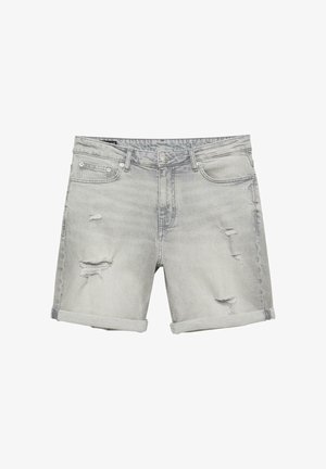 Shorts en denim gris clair avec revers roulés et déchirures usées à l'avant, dotés de poches avant et de passants pour ceinture.
