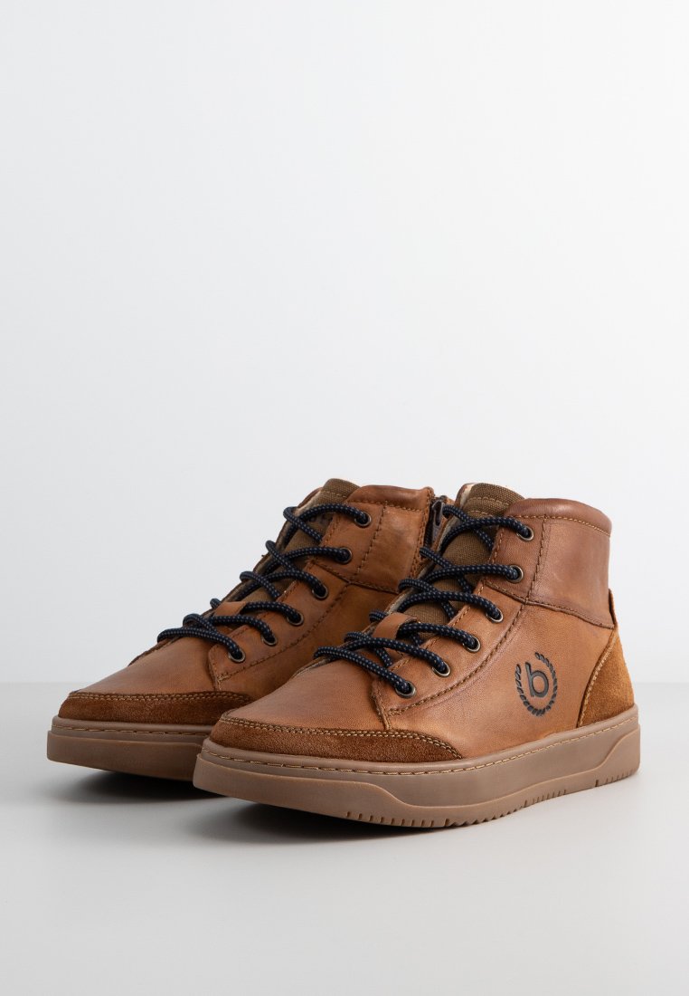 Brązowe skórzane sneakersy za kostkę z granatowymi sznurówkami, zamszowymi akcentami i teksturowaną podeszwą. Na boku znajduje się emblemat logo.