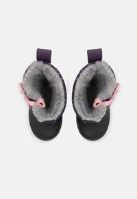 Černé voděodolné boty se šaftem z textilie s purpurovým vzorem, šedou fleecovou podšívkou a růžovými textilními poutky pro snadné obouvání.