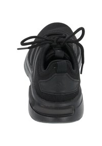 Svart sportskor med övre del i texturerad mesh, vadderad krage och flexibel gummisula. Utrustad med svarta snören och tre vertikala ränder på sidan.