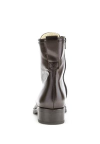 Bottines en cuir marron avec une finition lisse, fermeture éclair et un petit talon. Présente une doublure douce et une languette à l'arrière pour un enfilage facile.