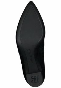 Černá špičatá obuv s hladkou gumovou podrážkou, s mírným podpatkem a vyraženým názvem značky "Paul Green."