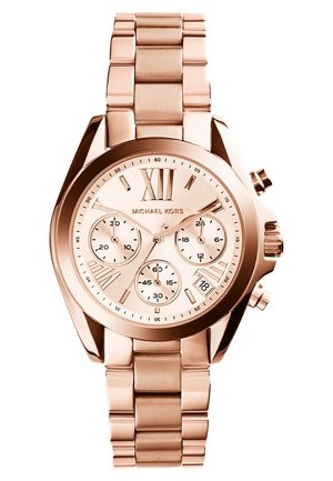Montre-bracelet Michael Kors en or rose avec trois sous-cadrans, chiffres romains, affichage de la date et bracelet à maillons en métal.