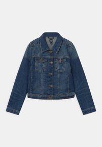 Modrá džínová bunda s knoflíkovým zapínáním, dvěma náprsními kapsami s klopami na knoflíky a klasickým límečkem, položena na bílém pozadí.