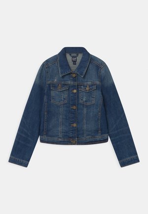 Niebieska kurtka dżinsowa z przodem na guziki, dwoma kieszeniami na piersi z klapkami zapinanymi na guziki oraz klasycznym kołnierzem, ułożona na płasko na białym tle.