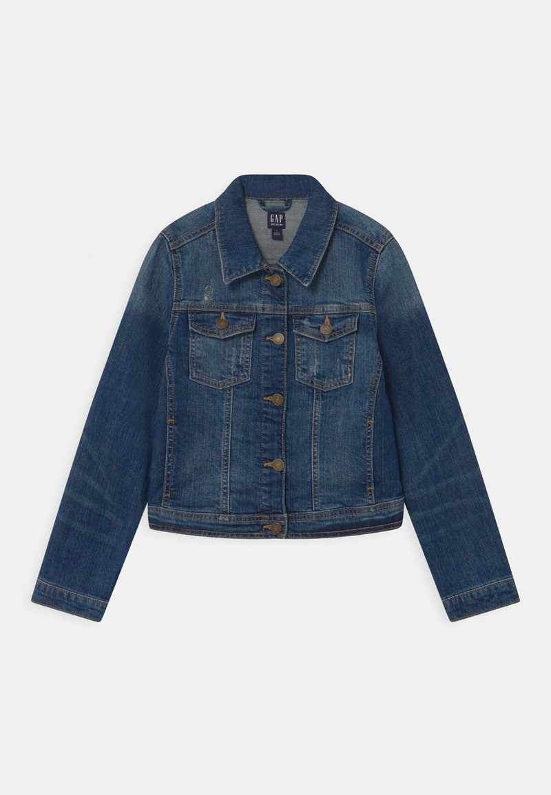 Modrá džínová bunda s knoflíkovým zapínáním, dvěma náprsními kapsami s klopami na knoflíky a klasickým límečkem, položena na bílém pozadí.