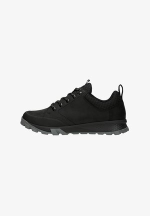 Czarne sportowe buty z teksturowaną cholewką, sześcioma otworami na sznurowadła i grubą szaro-rubberową podeszwą. Posiadają pętelkę na pięcie ułatwiającą zakładanie.