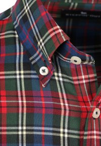 Rood, groen, blauw en witte geruite overhemdkraag met witte knopen, toont gedetailleerde stofstructuur en stikwerk.