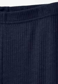 Gestreepte marineblauwe legging met een zachte textuur, voorzien van een rekbare tailleband en een aansluitend ontwerp. Geschikt voor casual dragen.